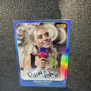 Emma Paton hivatalos aláírt, sorszámozott (085/170) gyűjtői kártya - Panini PDC World Championship of Darts 2026